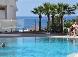 LosCristianos Front Line of Ocean WiFi，位于洛斯克里斯蒂亚诺斯的带按摩浴缸的酒店