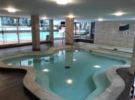 Apartamento Maravilhoso,condominio com piscina aquecida coberta e mais 2 externas.，位于邦比尼亚斯Estaleiro Beach附近的酒店