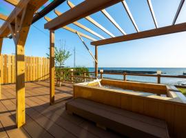 StellaStoria HAYAMA Seaside house with open-air bath，位于叶山町的海滩短租房