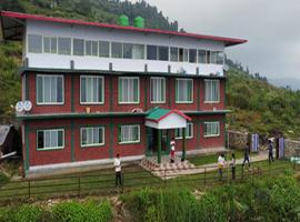 Hotel Dayara bugyal resort raithal，位于Bhatwāri的酒店
