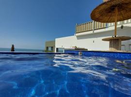 Maison de plage avec piscine et vue sur mer，位于沃利迪耶的度假屋