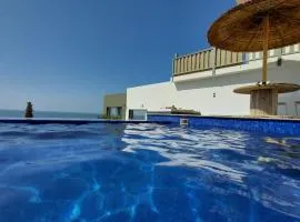 Maison de plage avec piscine et vue sur mer