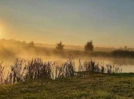 Rybník Biel Bélyi Horgásztó Apartman 2，位于Biel的酒店