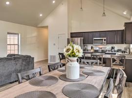 Updated Cabin with Direct Lake Access and Pool!，位于Lampe的酒店