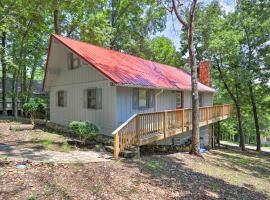 Beautiful Home with Mountain-View Deck and Smart TV，位于Warm Springs的酒店