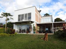Suites campestres Lodge con Jacuzzi，位于Calibío的带按摩浴缸的酒店