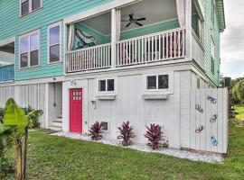 Bright Tybee Island Townhome - Walk to the Beach!，位于泰比岛的住宿