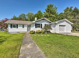 Oak Ridge Retreat with Porch Less Than 1 Mi to Downtown，位于橡树岭的酒店