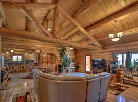 Exquisite Log Home with Lander Valley Views!，位于兰德的酒店