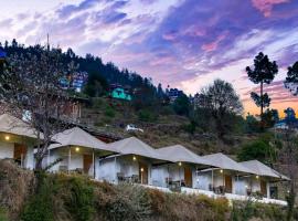 Dawn N Dusk Glamping tents with quintessential valley view，位于柴尔的豪华帐篷营地