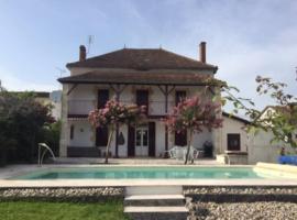 5-bedroom house with pool at edge of small village，位于Laparade的酒店