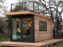 The Stable Tiny Container Home-12 min to Magnolia，位于Bellmead的酒店