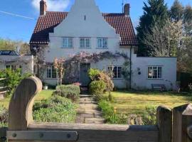 Pretty country family home- dog friendly.，位于Henfield的酒店