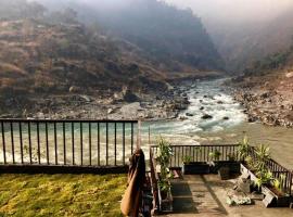 Hotel La Orilla Muzaffarabad，位于穆扎法拉巴德的酒店