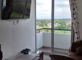 Apartamento Amoblado 3 hab 2 baños con excelente vista montañas cafeteras acogedor ambiente familiar, piscinas niños adultos, parqueadero, BBQ y ascensor con muy buena iluminación natural，位于Hojas Anchas的酒店