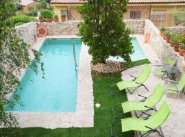 Villa in La Llacuna Sleeps 6 includes Swimming pool，位于La Llacuna的酒店