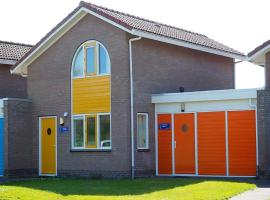 Semi-detached house with a dishwasher, located in Friesland，位于弗拉讷克的酒店