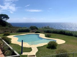 Incanto sul mare con enorme terrazza e piscina，位于切尔沃的酒店
