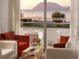 爱若特埃切利亚海滩酒店，位于帕特雷的带泳池的酒店