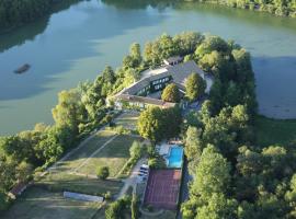 Logis Hotels Domaine du Châtelard，位于狄拉克的酒店