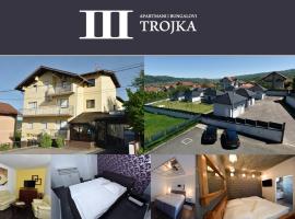 Apartmani i Bungalovi TROJKA，位于巴尼亚卢卡Železnička Stanica Bosanska Vrbanja附近的酒店