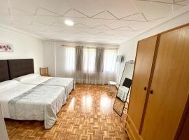 Garden Lodge Hostal Evencio，位于里瓦达维亚的酒店