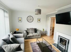 Wolverhampton Walsall Large 3 Bedrooms 5 bed House Perfect for Contractors Short & Long Stays Business NHS Families Sleeps up to 5 people Private Garden Driveway for 2 large Vehicles Close to City Centre M6 M54 and Walsall Willenhall Cannock，位于伍尔弗汉普顿的度假屋