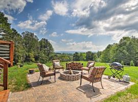 Family Retreat with Deck Near Appalachian Trail!，位于Berryville的酒店
