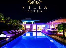 Villa Petra, Luxury Villa & Private Yacht Experience near Zrće Beach, Pag，位于诺瓦利娅的酒店