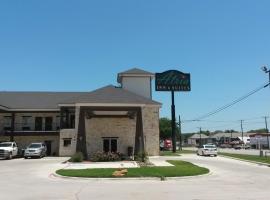 Atria Inn & Suites，位于Three Rivers的酒店