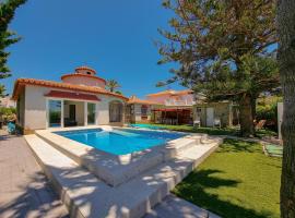 Beachfront Villa Torrox Costa，位于托罗克斯科斯塔的别墅