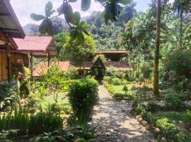 Mountain View Cottages & Villa Tangkahan，位于Tangkahan的带停车场的酒店