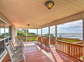Waterfront Gulf Coast Getaway with Boat Dock!，位于Carrabelle的酒店