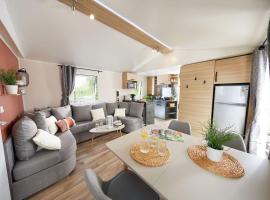 Mobil home 3 chambres 2 salles de bains au camping 4 étoiles MH276 aux charmettes，位于莱马特的酒店