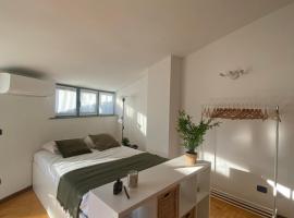 Charming studio next to Fiera with Terrace and parking，位于佩罗的酒店