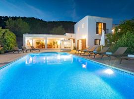Villa in Ibiza Town, sleeps 11 - Can Monte，位于圣何塞的酒店