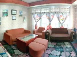 Homestay HUMAIRA DIENG villa full house 3 kamar,6 bed,dapur,ruang tamu,balkon,parkir,wifi