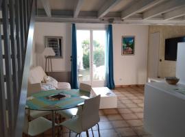 Joli studio indépendant avec jardin et piscine partagés，位于Arces-sur-Gironde的低价酒店