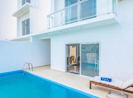 3 bedroom Townhouse with private Pool，位于苏莎亚的酒店