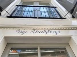 VRYE HEERLYKHEYD ( adults only ) studio 3