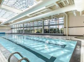 Lovely one-bedroom apartment with swiming pool, hot-tube and gym in central location，位于温哥华Vancouver Playhouse附近的酒店