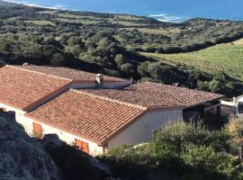Villa in Sardinia Isola Rossa minutes from beaches，位于罗萨岛的别墅