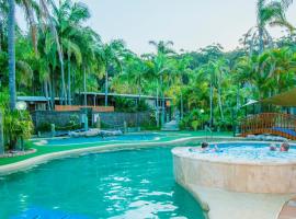 阿沃卡棕榈树酒店，位于阿沃卡海滩的带按摩浴缸的酒店