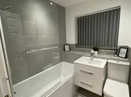 Modern 2 bed house Cannock Driveway for 2 vehicles Perfect for contractors Business Travellers Short Stays Close to M6 M54 i54 A5 A38 McArthur Glen Designer Outlet