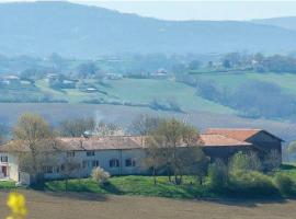 Mountoussin · Ferme de charme vue pyrénées avec piscine，位于Montoussin的酒店