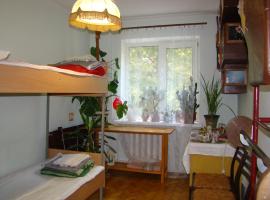 Очень уютная, тихая, єко комната с видом на сад，位于文尼察的酒店