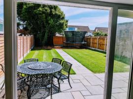 Lovely 3-Bed House in Lytham Saint Annes，位于滨海圣安娜的酒店