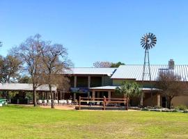 Flying L Ranch Resort & Golf Course，位于班德拉的酒店