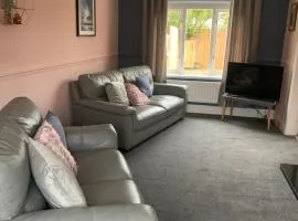 The Snug, ideal for sporting events and city breaks, hidden nook in the Heart of Newcastle, with parking, Wifi, Smart Tv, close to all local travel links