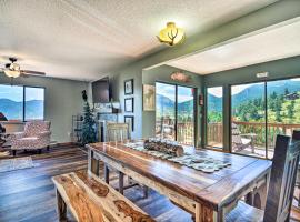 Idyllic Cabin with Grill and Panoramic Mtn Views!，位于埃斯蒂斯帕克的酒店